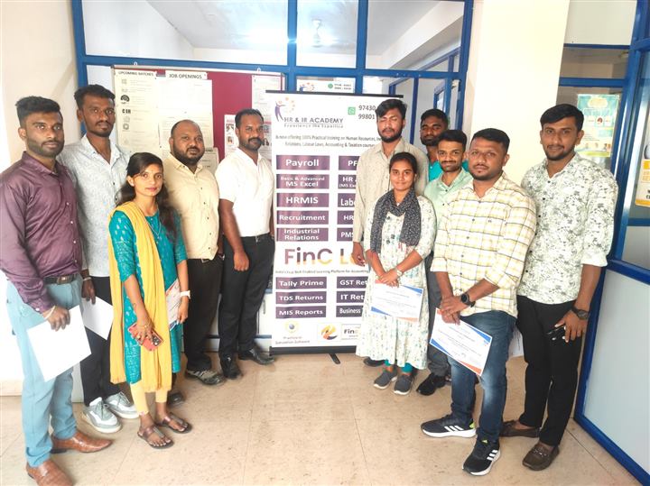Group photo of HR IR Academy classroom batch